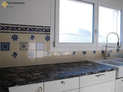 <p>Zweites Foto – Landhausküche mit blau-weissen mexikanischen Fliesen.  Klassische mexikanische Talavera Fliesendekors- Vogel, florale Muster, Wellen-Bordüre und die schlichte Farbwahl in blau und weiss verhelfen der Küche zu schlichter, unaufdringlicher Eleganz.</p>
