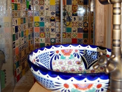 <p>Patchwork mit bunten Fliesen & Waschbecken von Mexambiente. Langweilig war gestern! Mit unseren Premium mexikanischen Fliesen und Waschbecken aus Keramik schaffen Sie ein traumhaftes farbenfrohes Badezimmer!</p>
