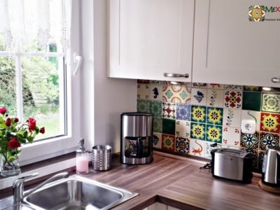 <p>Küche mit Mexikanischen Fliesen von Mexambiente (Dekorfliesen – Patchwork) kölpinsee-ferienhaus.de</p>
