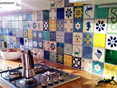 <p>Bunte Küche mit mexikanischen Designfliesen mit Muster. Diesen wunderschönen und individuellem Fliesenspiegel hat unsere Kundin mithilfe unseres Online Fliesenplaners erstellt. Wandfliesen 11×11 von Mexambiente.</p>
