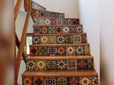 <p>Bunte Fliesen für die Treppe. Diese mexikanische Fliesen mit Muster im Format 15×15 von Mexambiente schaffen eine individuelle und angenehme Wohnqualität im Treppenhaus.</p>
