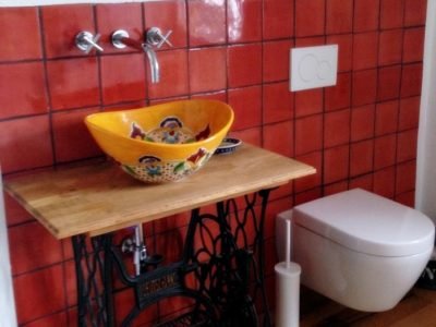 <p>Badezimmer mit rustikalen Fliesen & Mexiko Waschbecken.</p>

