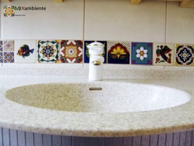 <p>Badezimmer mit Bordüre aus Mexiko Fliesen in Premium Qualität im Format ca. 11×11 cm von Mexambiente</p>
