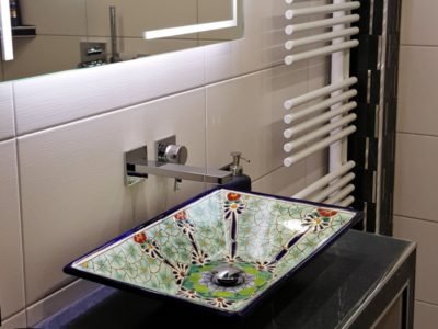 <p>Modernes Bad mit exotischem Waschbecken aus Mexiko von Mexambiente</p>
