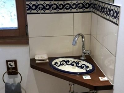 <p>Schöne Akzente für das Gäste WC mit mexikanischen Fliesen OC 144 Blau und Waschbecken Ola azul von Mexambiente.</p>
