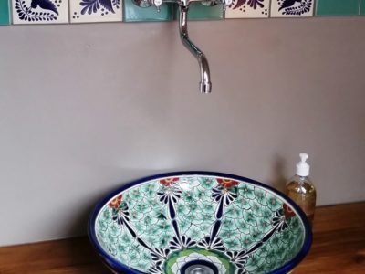 <p>Mexikanische Waschschale Pasion mit floralem Muster  und eine schöne Bordüre mit Premium Fliesen aus Mexiko in 11×11 cm – Mexambiente Aufsatzwaschbecken MEX5 Pasion</p>
